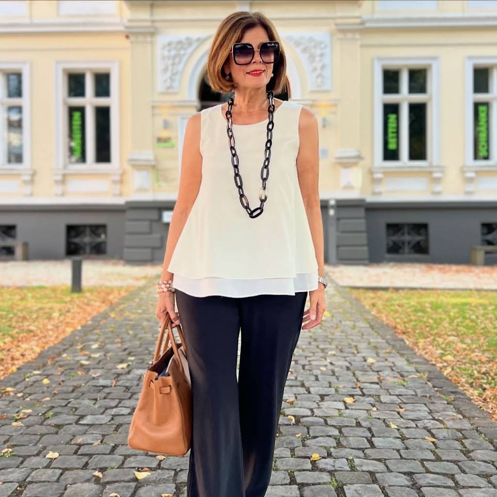 リリ様　SISANDI MIES　timeless women YouTube