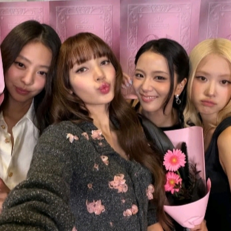 Lisa removed something from Rosé armpit 🥹😱 #blackpink #rosé #lisa #shorts