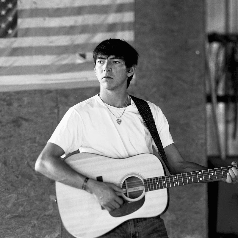 Wyatt Flores - Topic