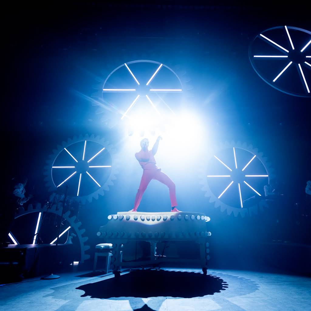 MIKA - YouTube