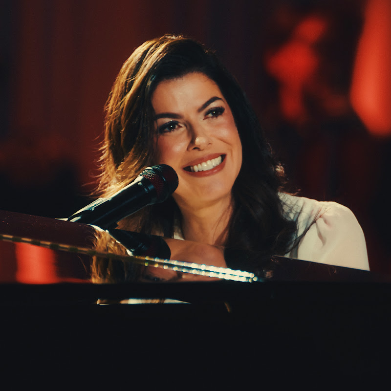 Rachel Novaes - Topic