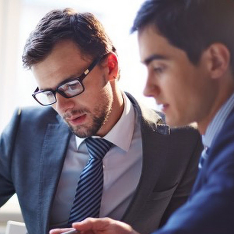 色んな知識を教える男性