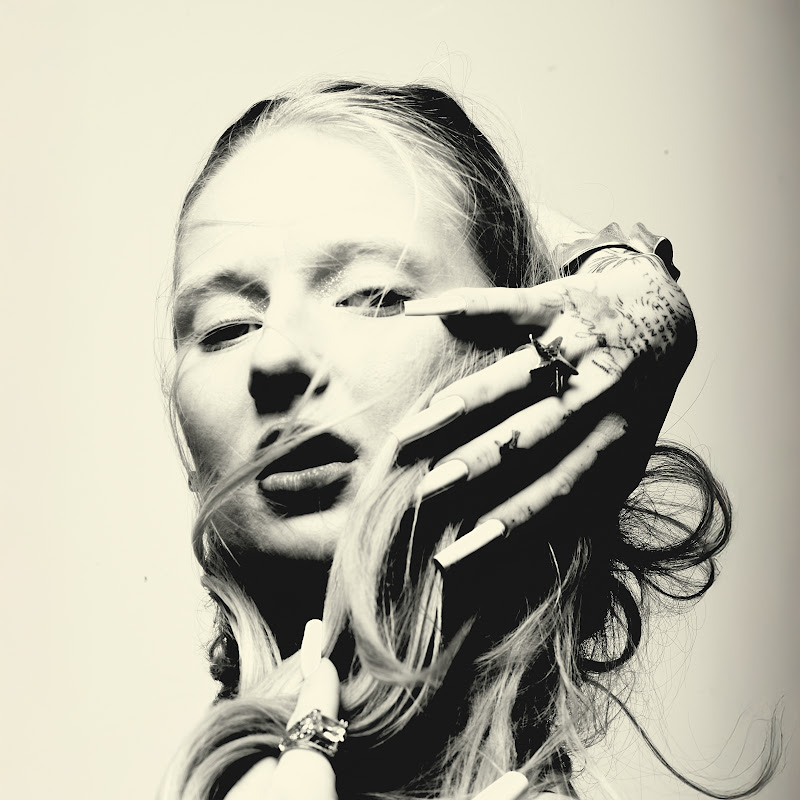 Lilyisthatyou - Topic