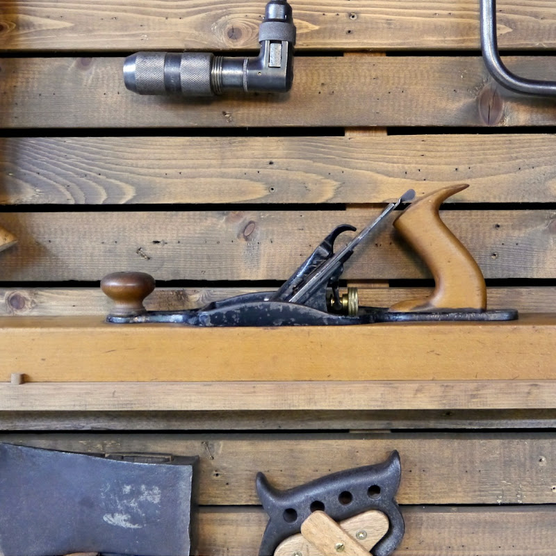 The Handtoolworks Logo