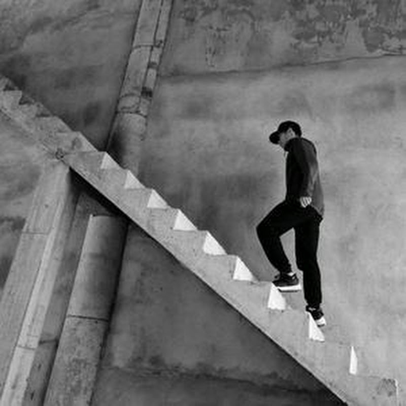 小平爱爬墙 Logo