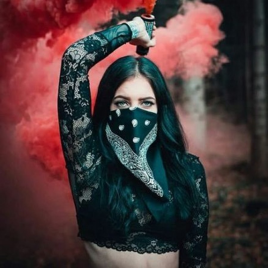Девушка в маске с дымом