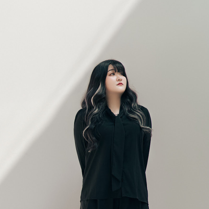 LEE YEEUN - Topic