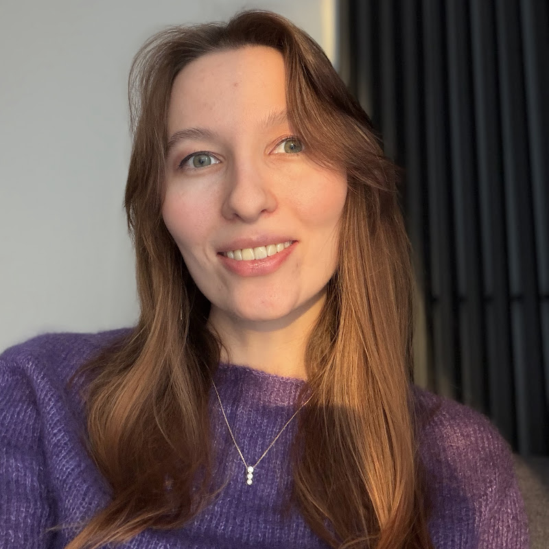 Alona | Modern Knitwear and Styling