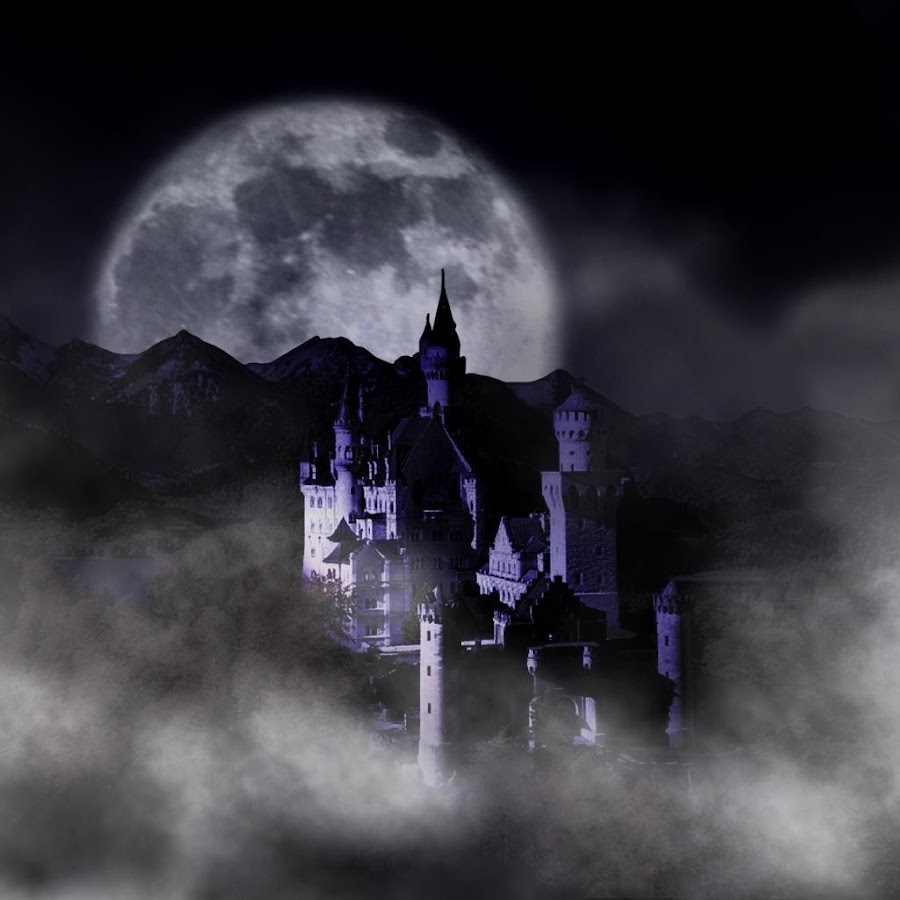 Замок Дракулы с луной