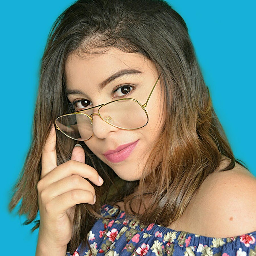 Laura Latina YouTube channel avatar
