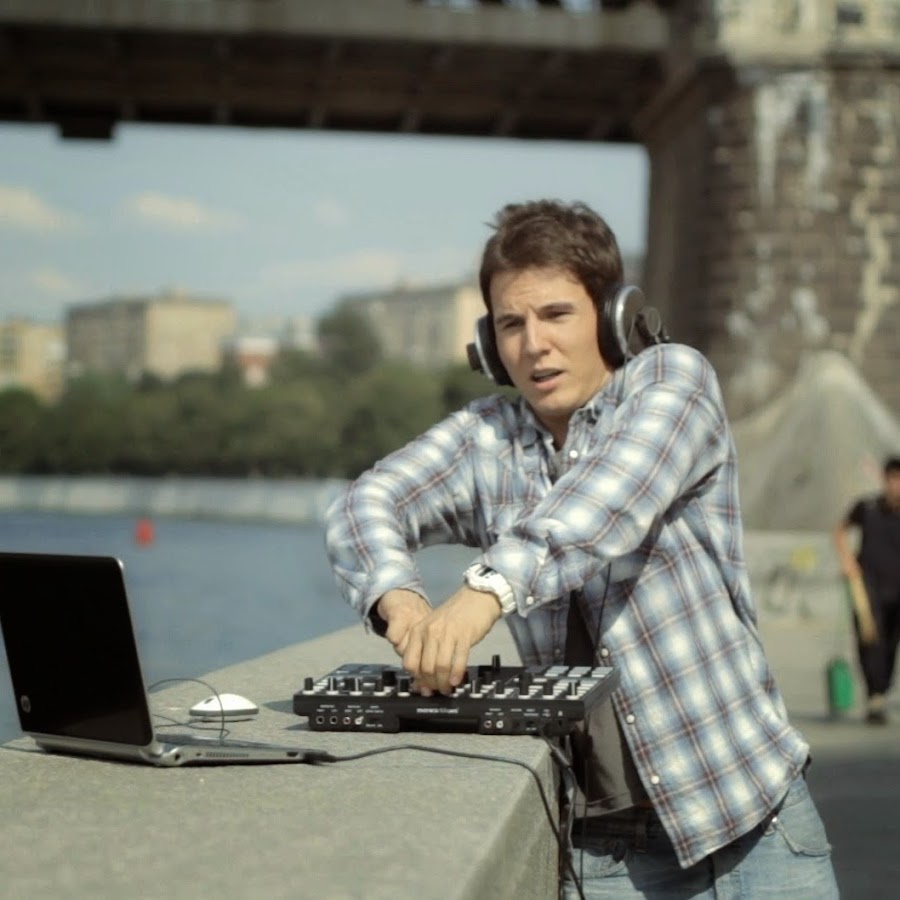 Наружу музыку. Наружу музыку. Картинка девушка слушает музыку. Наушники для девушек. Шляпники наружу изнутри.