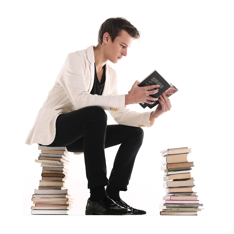 Удивительные люди адина манатбекова. Скорочтение разоблачение. Скорочтение разоблачение. Учитель с учебниками. Человек читает.