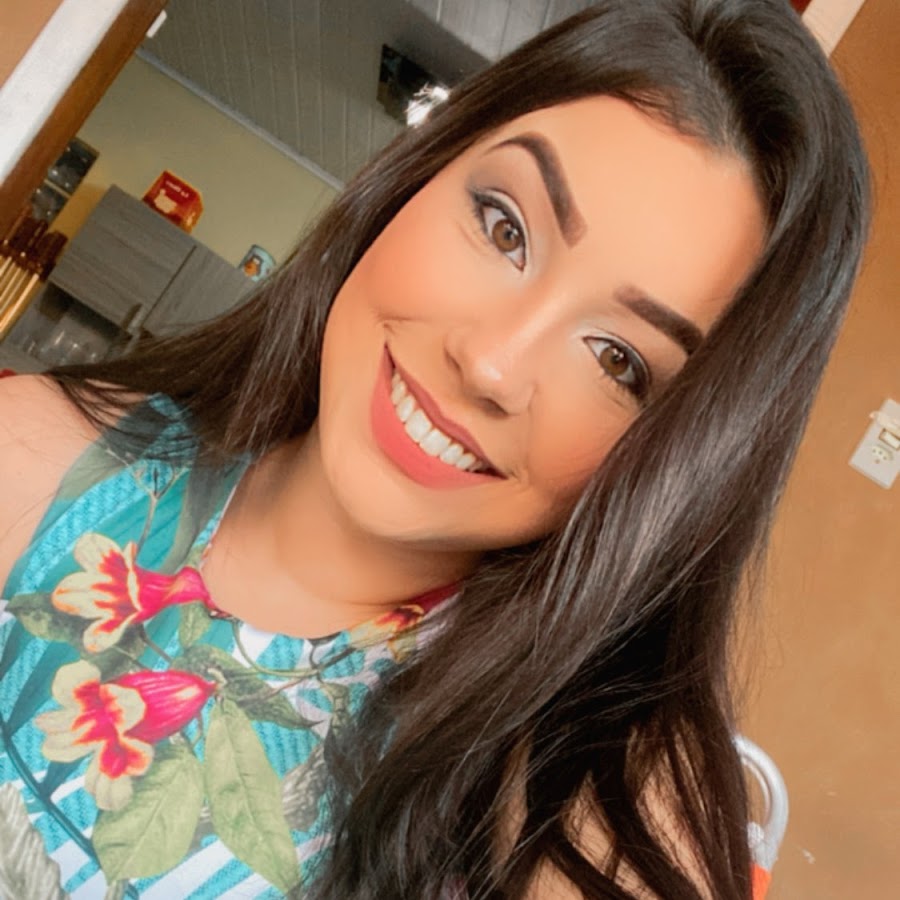 Livia Dias YouTube channel avatar