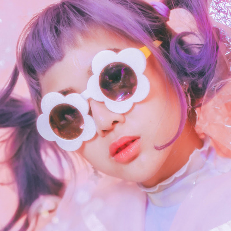 Naomi Nikola - 網紅的藏寶箱 