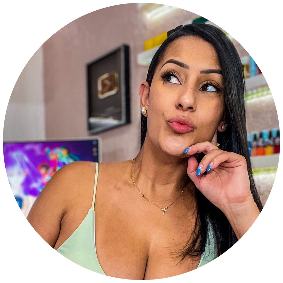 Larissa Leite YouTube channel avatar