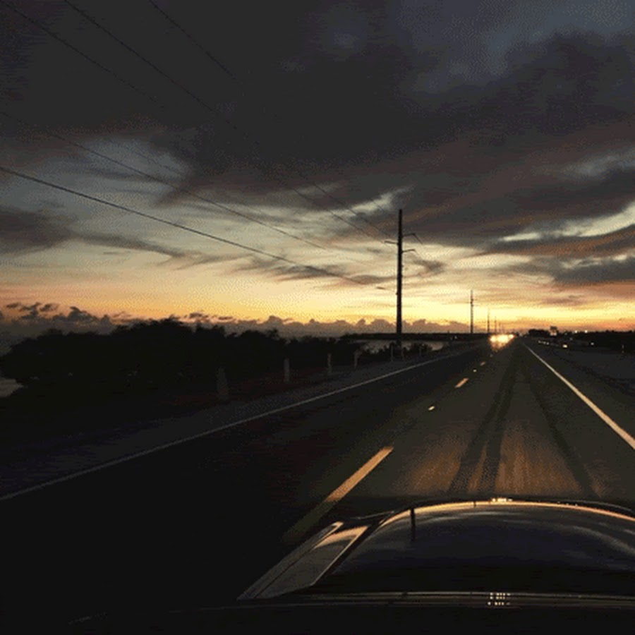 Ночная трасса. Ехали машины. Далеко а на машине в. Парень на машине эстетика. Машина далеко.