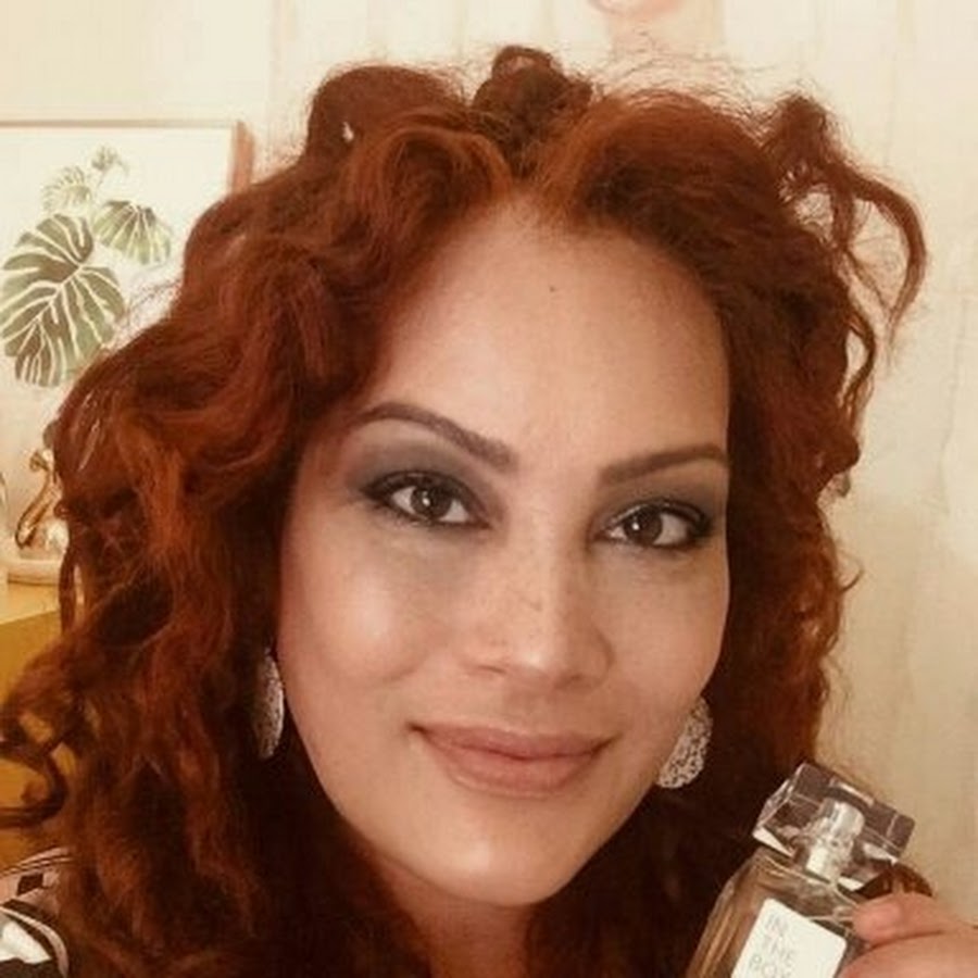 Renata Villela YouTube channel avatar