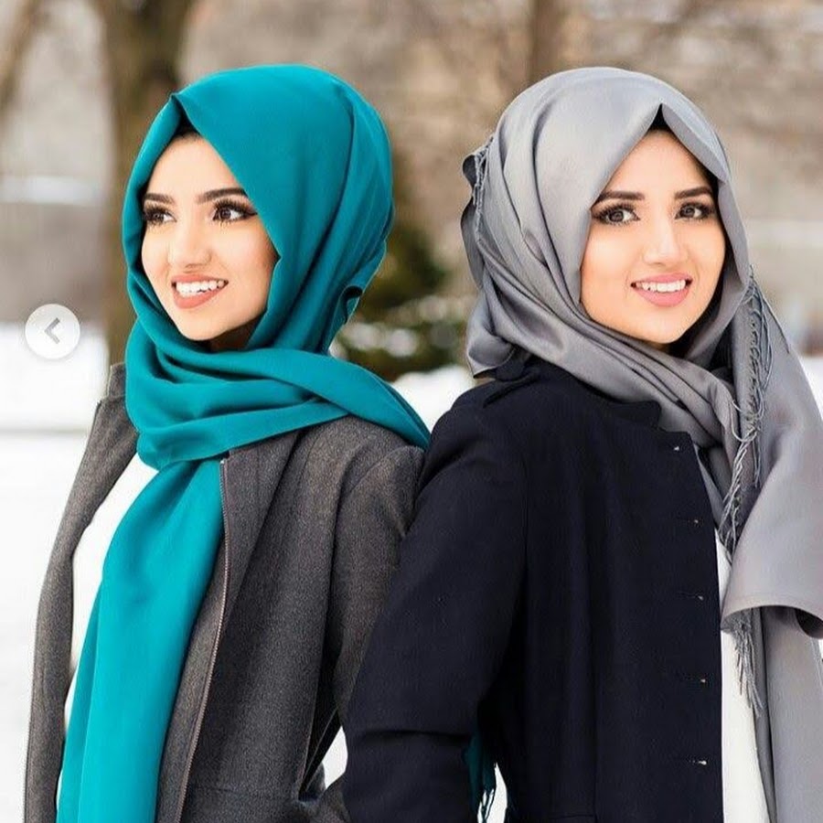Мусульманские подруги. Сестры мусульманки. Подружки мусульманки. Девушка мусульманка. Разноцветный хиджаб.