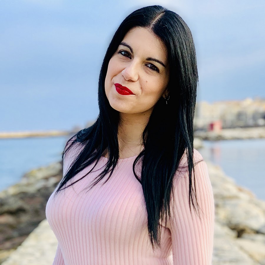 Corinne Mantineo رمز قناة اليوتيوب