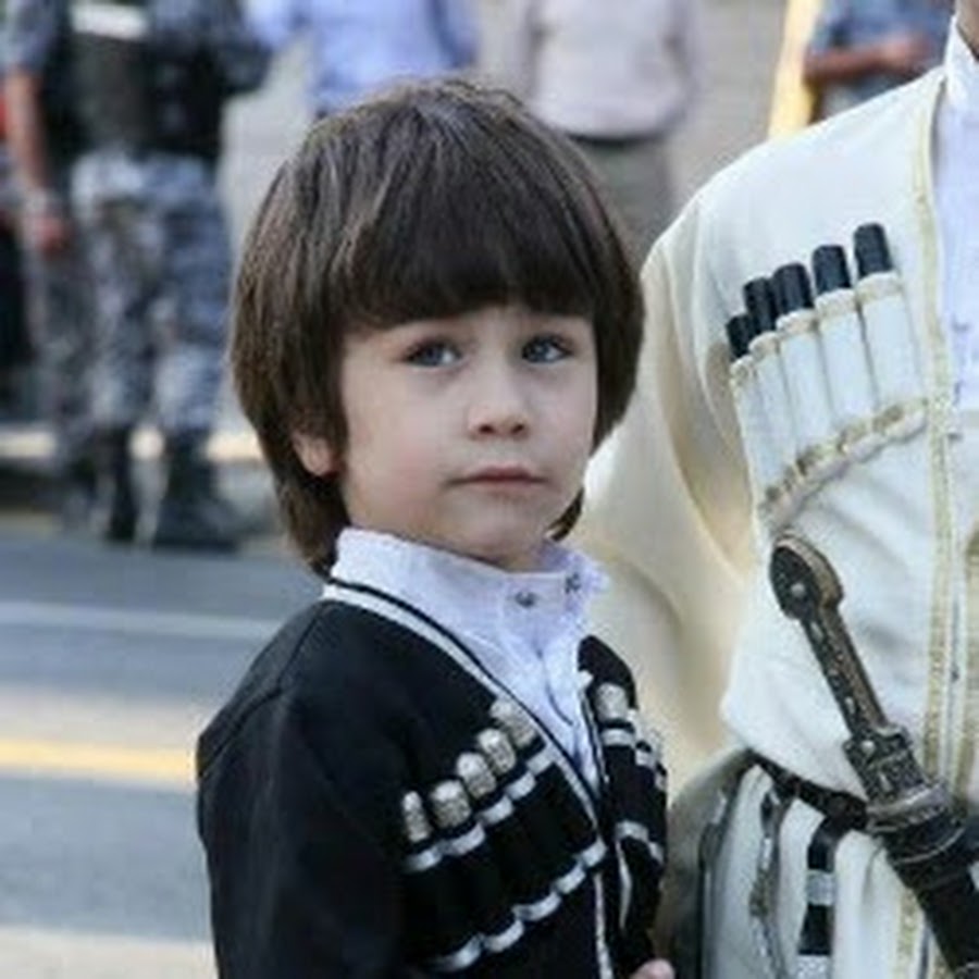 Чеченский маленький. Чеченский костюм мужской. Чеченский национальный костюм детский. Национальная одежда чеченцев. Красивые чеченские дети.