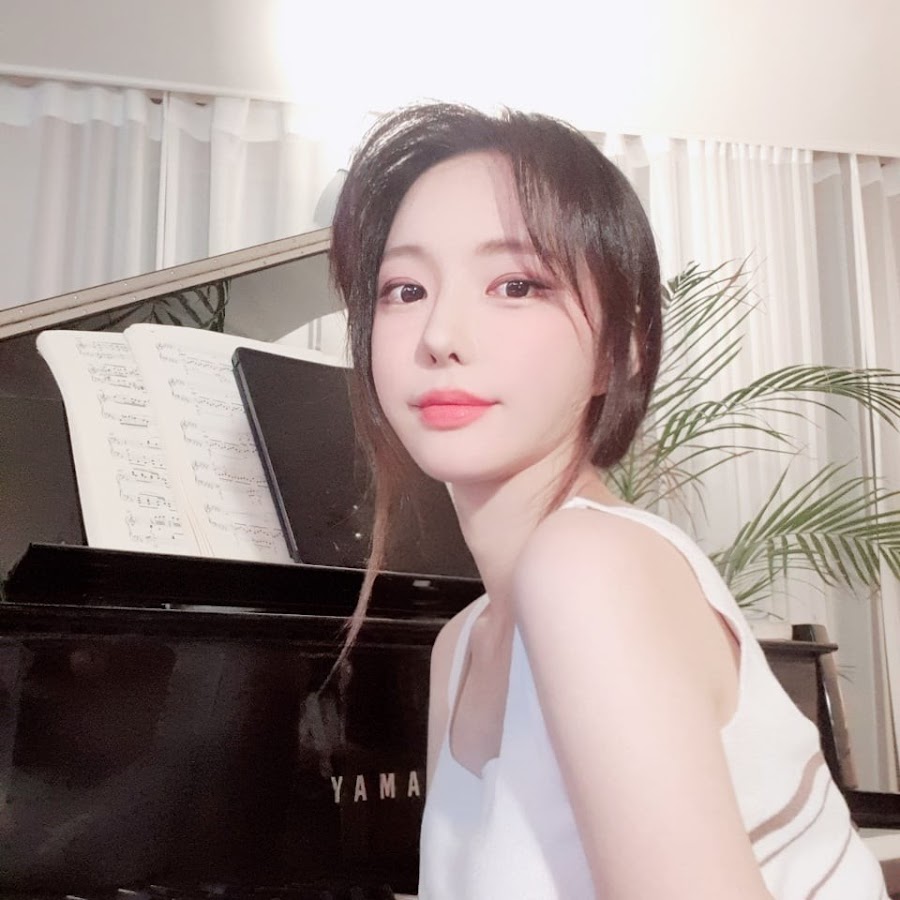 BEIGE PIANO YouTube channel avatar