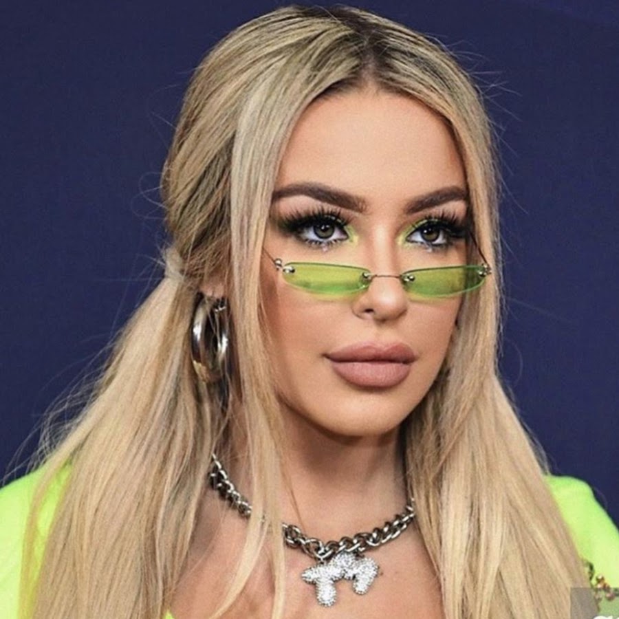 Tana Mongeau رمز قناة اليوتيوب