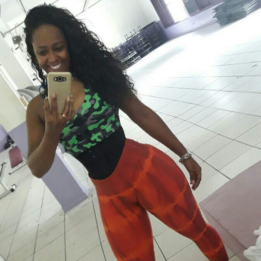 Carol Boneca Fitness رمز قناة اليوتيوب