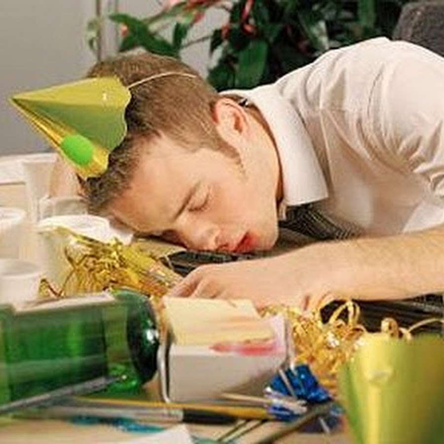 Новый год усталость. Будет после праздников. Будет после праздников. Человек отдыхает. В офисе после праздников\.