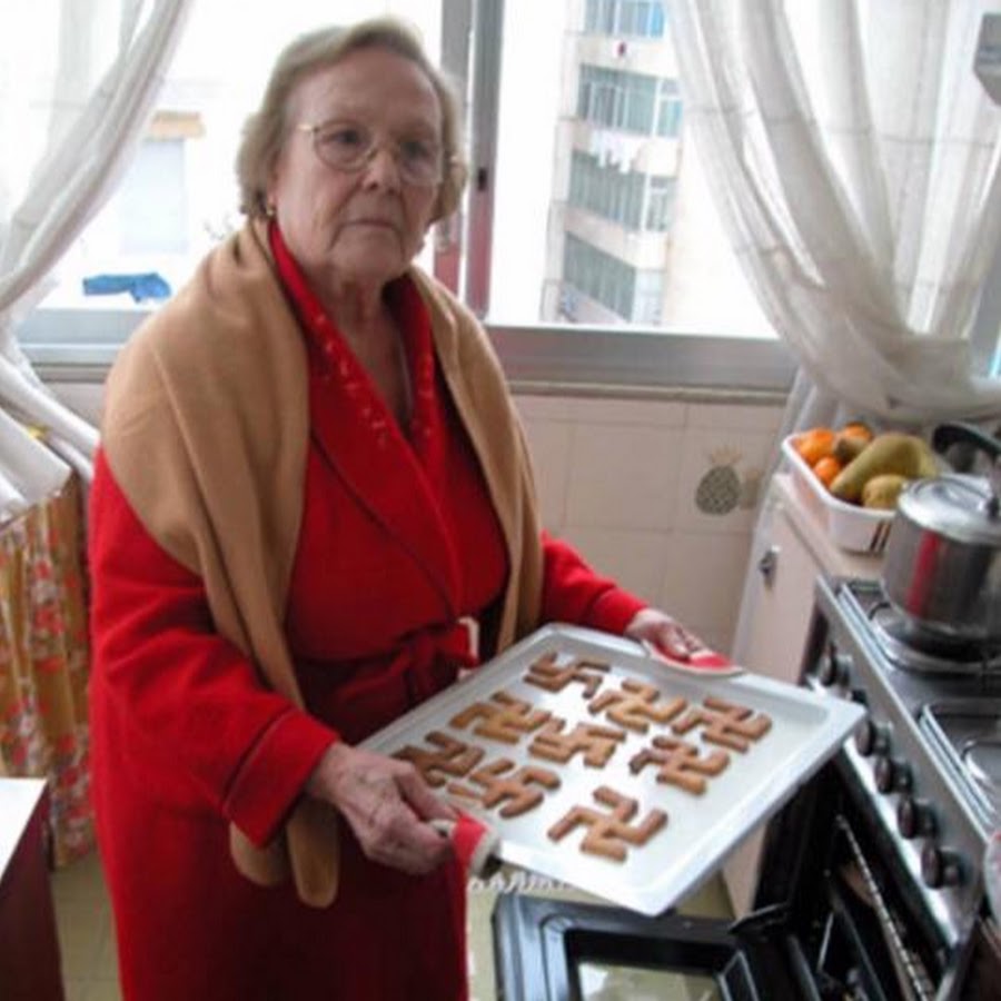 Grandma cookies. Grandma with cookies. Grandmas cookies Bad Version. Grandmother with Burn cookies. Grandma cookies EMUOS.