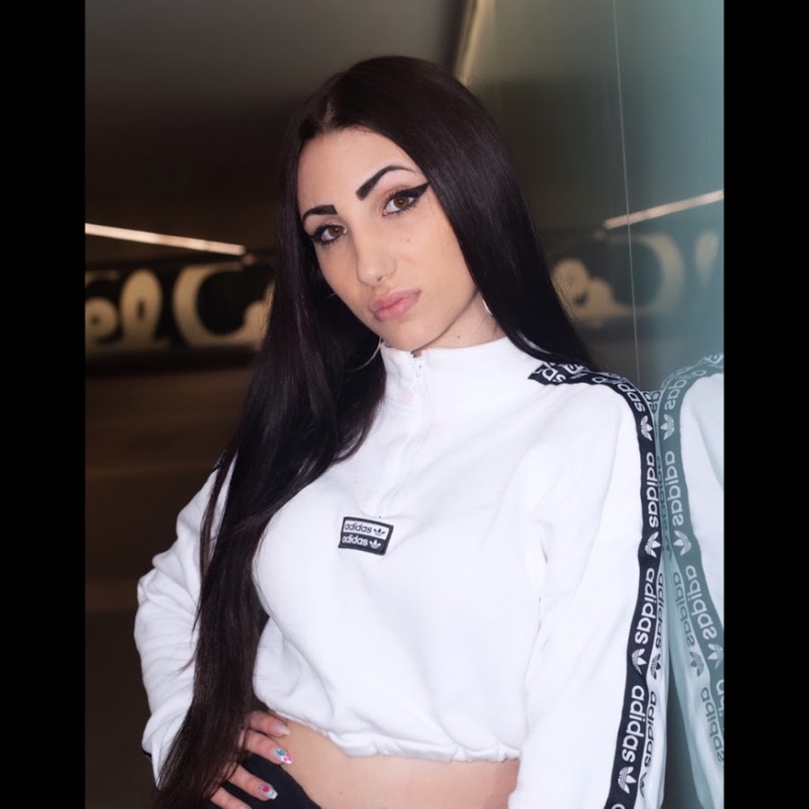 Andrea Paradise رمز قناة اليوتيوب