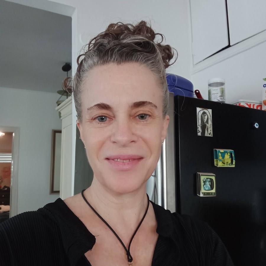 Julie Schor YouTube channel avatar