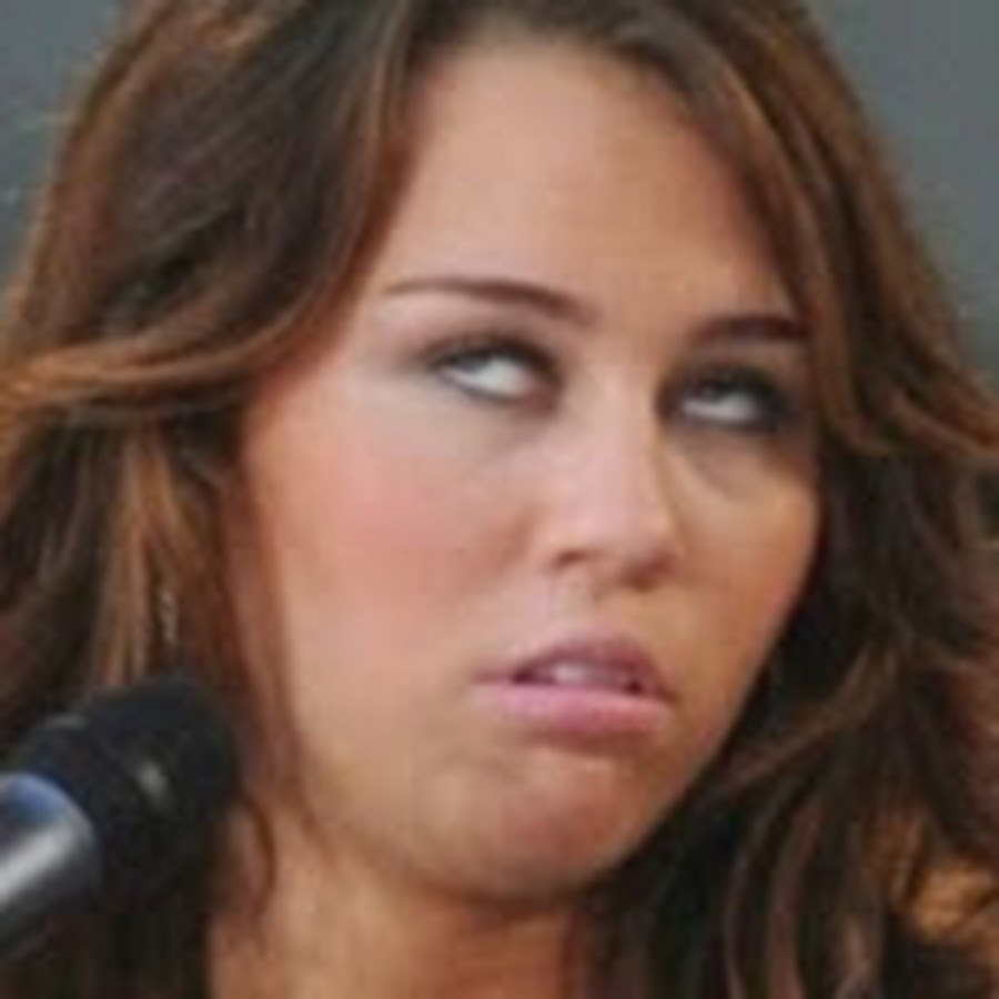 Меган фокс дело дженифер. Женщина закатывает глаза. Закатанные глаза девушки. Девушка закатывает глаза. Девушка с закатанными глазами.