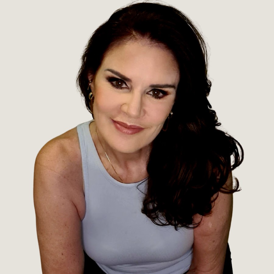 Regina Tavares YouTube channel avatar