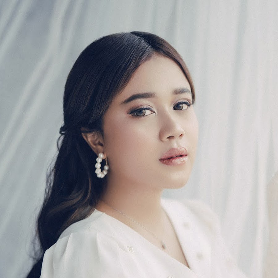 Brisia Jodie - YouTube