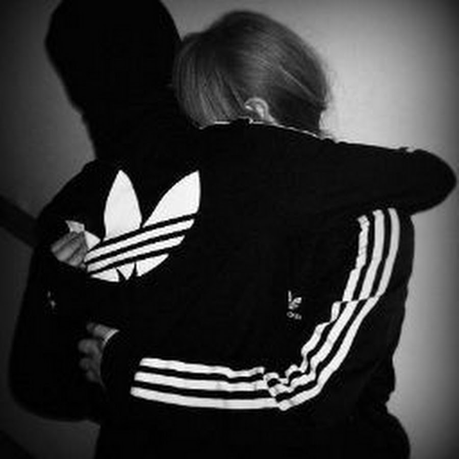 Парень с девушкой в адидасе