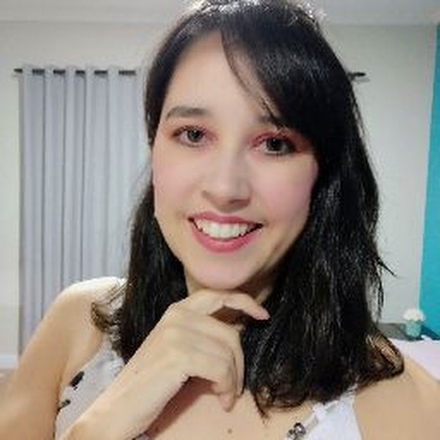 Carol de Oliveira YouTube channel avatar