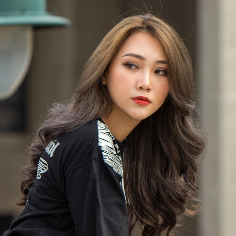 JULIE LAM - 網紅的藏寶箱 