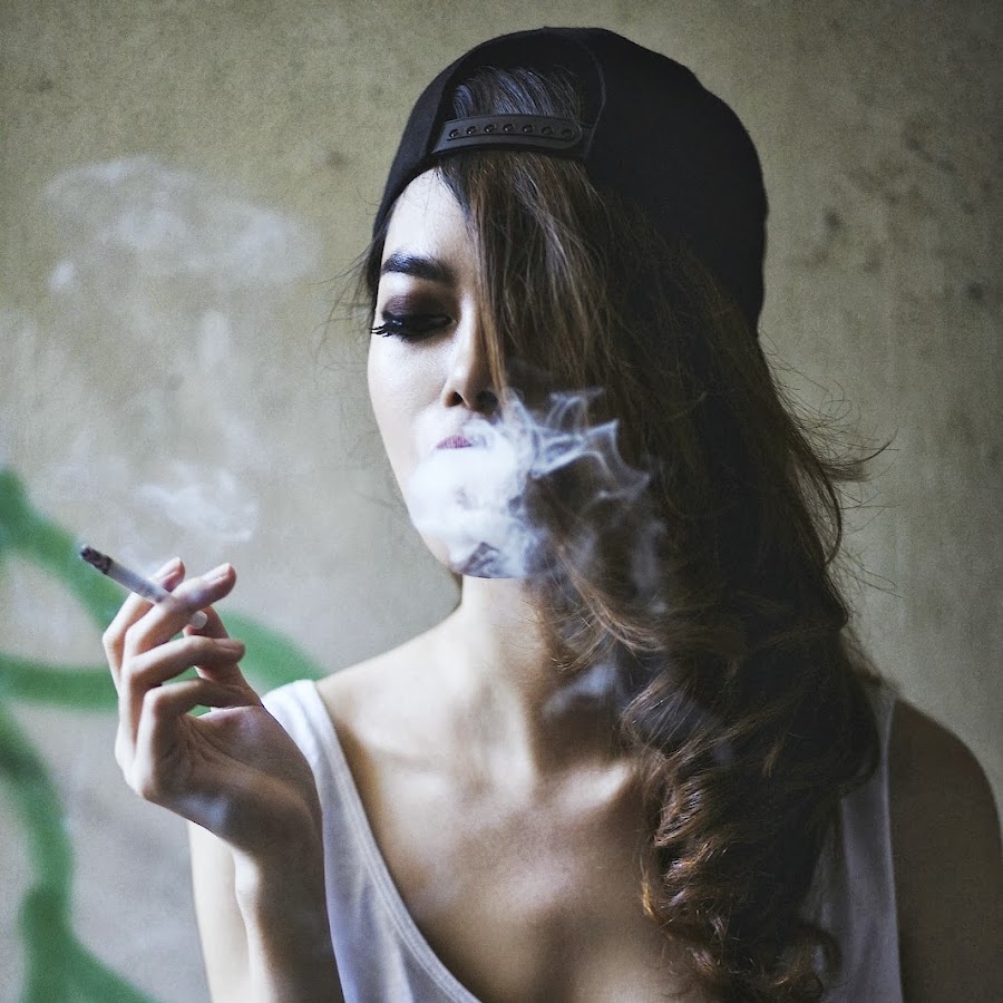 Аватарки курящие. Девушка с сигаретой. Курящая девушка. Красивые женщины курят. Красивая девушка с сигаретой.