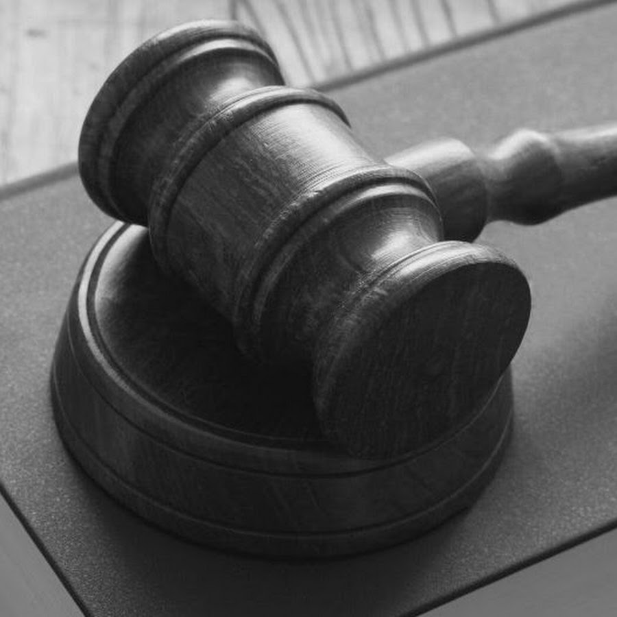 Практика судов с банками. Примеры судебной практики. Судейский молоток и наручники. Обзор судебной практики. Практика судов с банками.