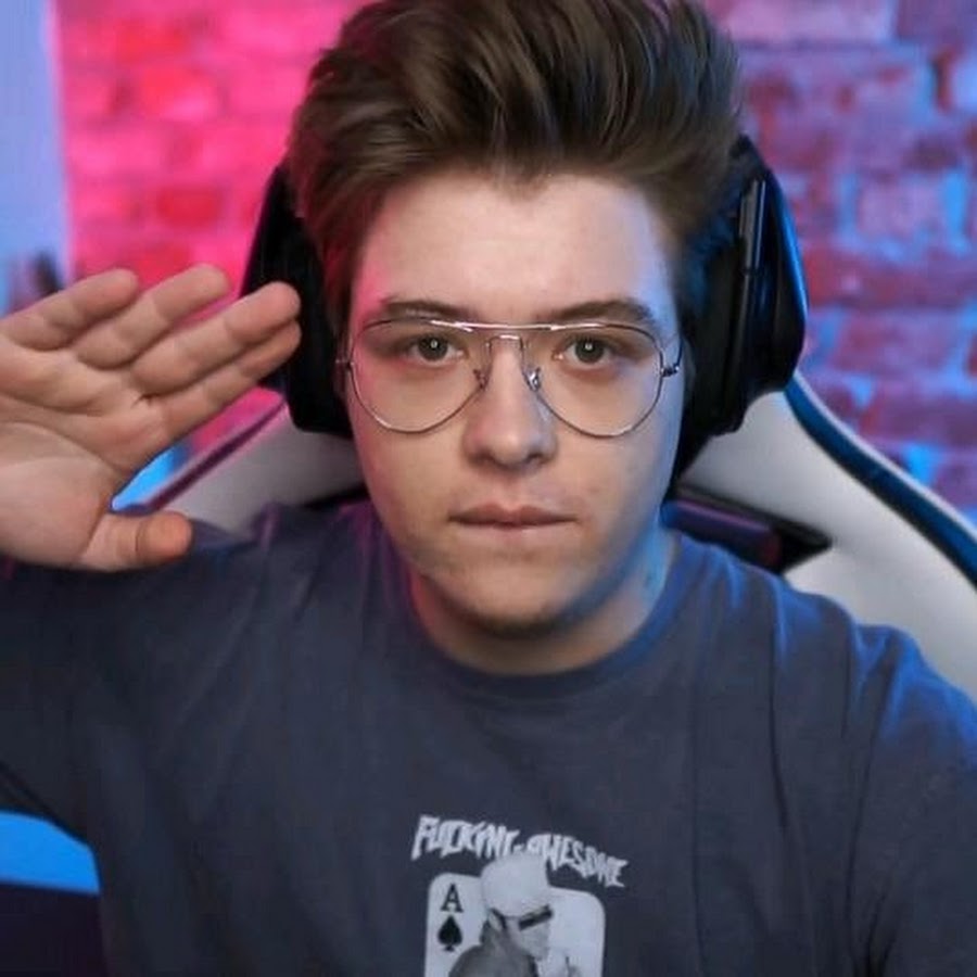 Dangerlyoha стример. денжер леха ютубер. шарф стример. шарф денжер леха. денжер лёха кс.