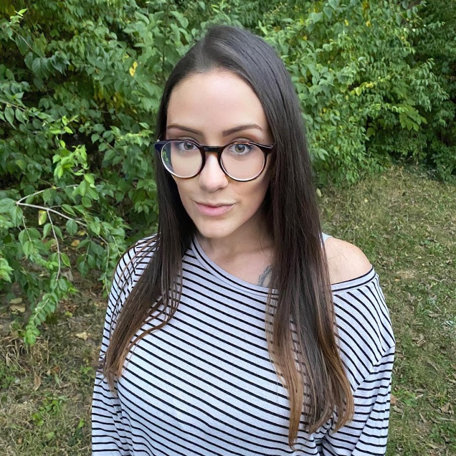Melanie Czoka Simmons - A Prego Helping Pregos YouTube channel avatar