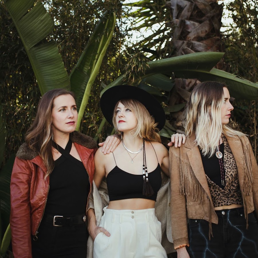 Футболка sister. Кантри сестры 2022. Электро сестры. T sisters. Норан систерс певица.