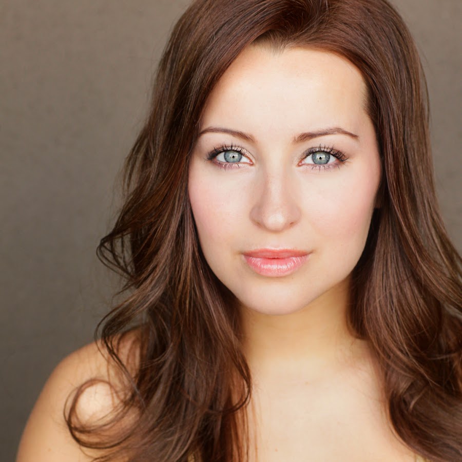 Ashley Leggat رمز قناة اليوتيوب