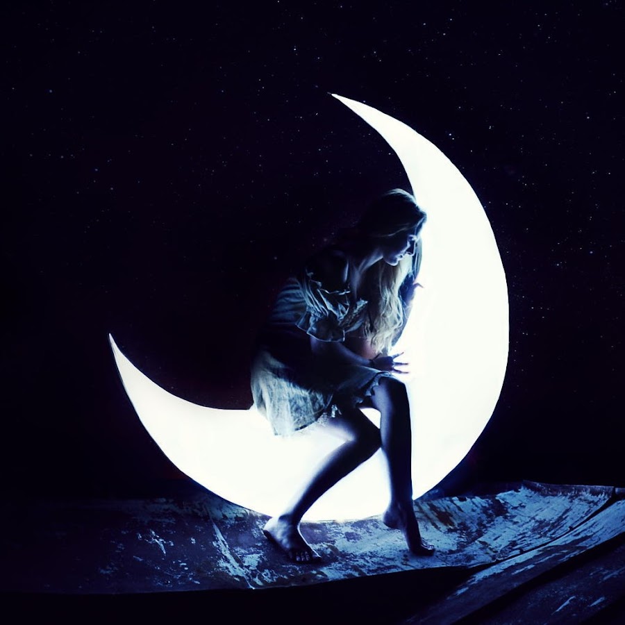 Девочка луна як. Девушка-Луна. Сидит на Луне. Девочка на Луне. Девушка сидит на Луне.