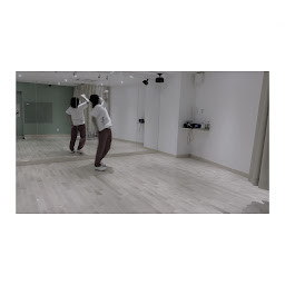 カラオケで踊れば、盛り上がるヒット曲の振り付け!