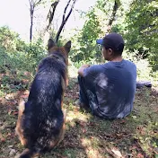山のコンテナハウスに犬と住んでる男