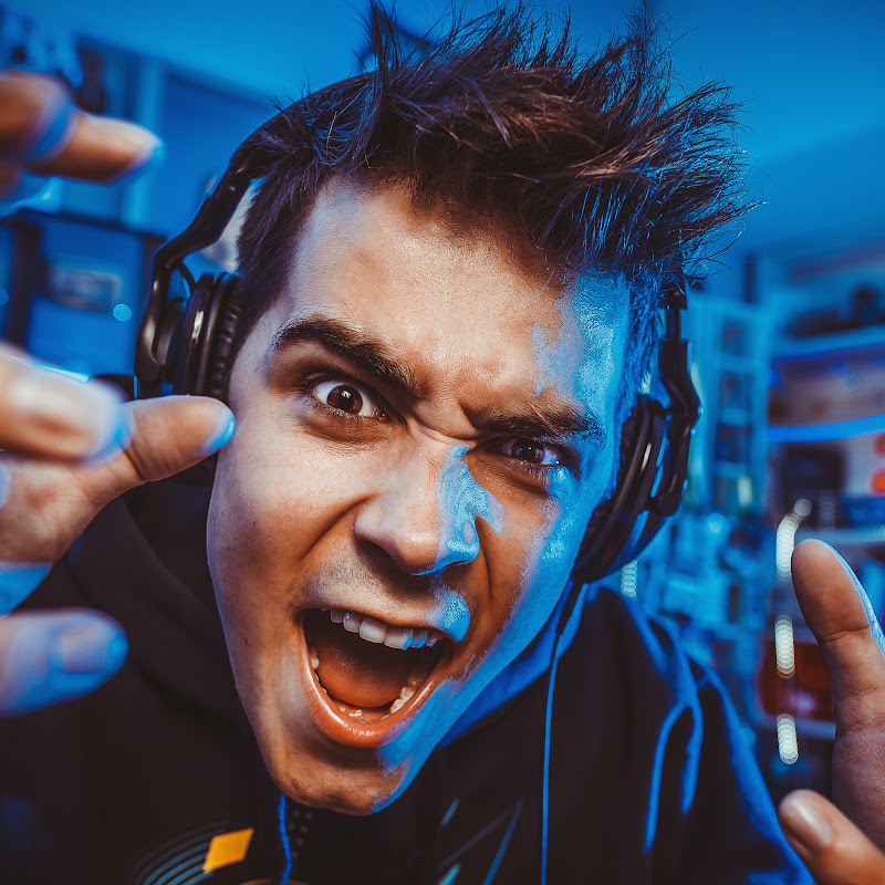 ReZi - Born To Be A Gamer