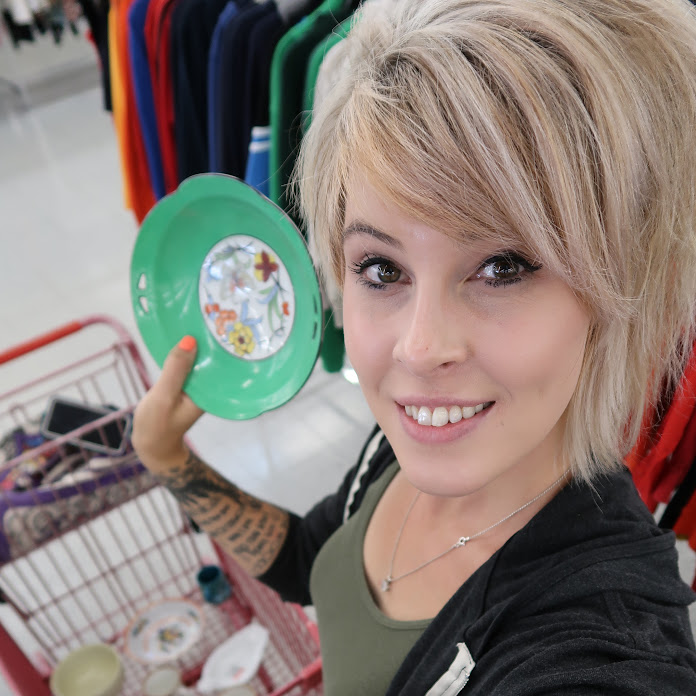 Crazy Lamp Lady Net Worth & Earnings (2026)