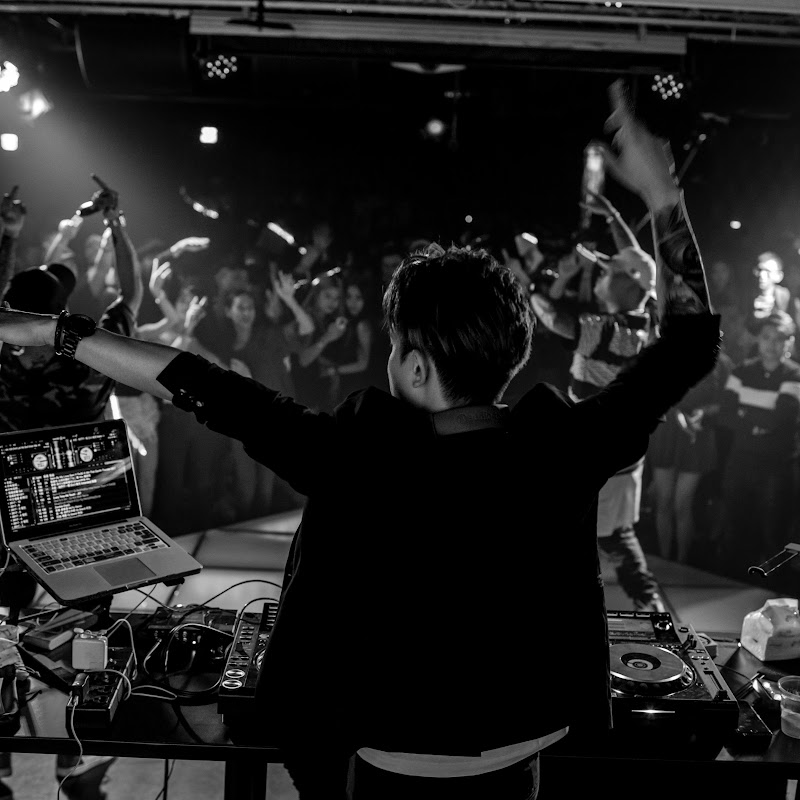 DJ 小澤元（陳敬元） Logo