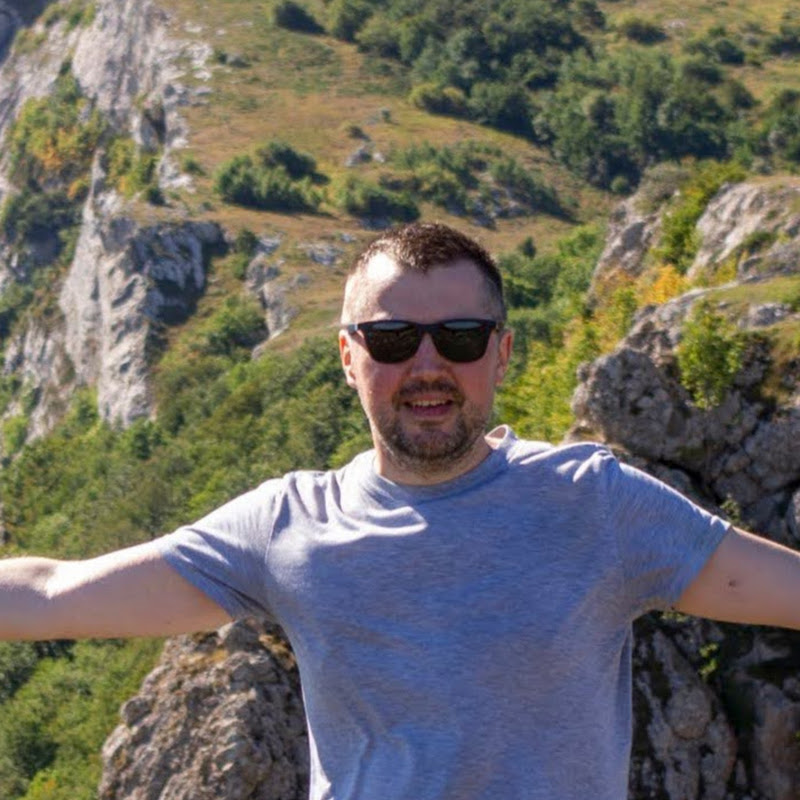 Денис Белоусов Logo